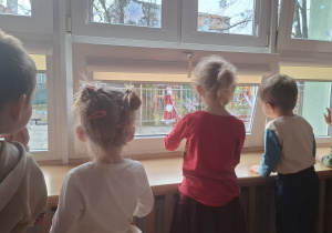 Dzieci wyglądają na Mikołaja