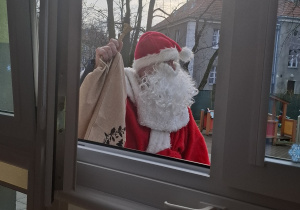 Dzieci podczas spotkania z Mikołajem