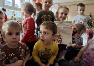 Dzieci podczas czytania listu od Świętego Mikołaja