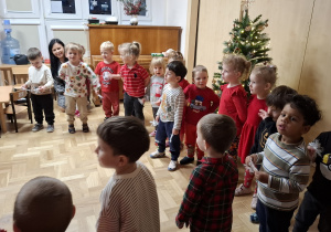 Dzieci podczas warsztatów świątecznych z rodzicami