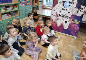 Dzieci przed pokazem planetarium