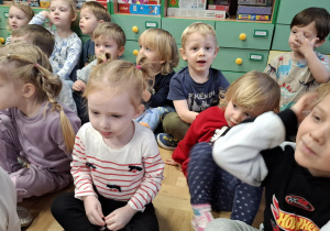 Przedszkolaki przed pokazem planetarium