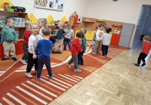 Dzieci podczas tańca w parach