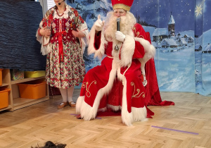 Mikołaj przed rozdaniem prezentów dla przedszkolaków