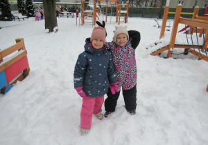 Dziewczynki pozują do zdjęcia.