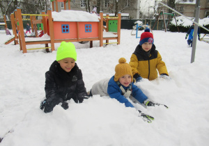 Chłopcy bawią się na śniegu.