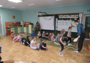 Dzieci ćwiczą na zajęciach z elementami teakwondo.