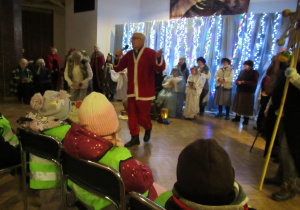 Dzieci oglądają przedstawienie.