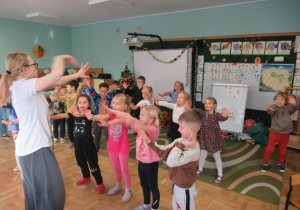 Dzieci tańczą podczas zajęć Roar Dance.