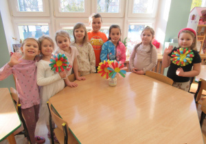 Dzieci prezenują kwiaty z papieru.