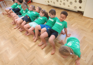 Dzieci podczas ćwiczeń gimnastycznych.