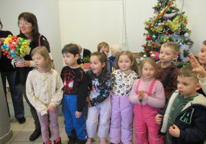 Dzieci podczas spotkania u Seniorów.