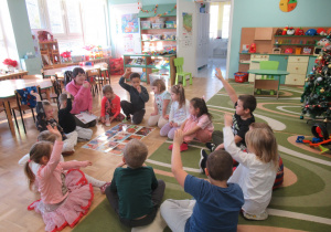 Dzieci siedzą w kole podczas zajęć o czuciakach.