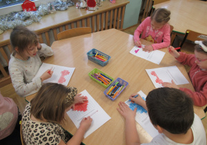 Dzieci wykonują zadanie przy stpliku.