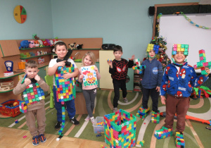 Dzieci pozują do zdjęcia podczas zabawy.