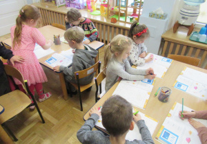 Dzieci wykonują zadania w książkach.