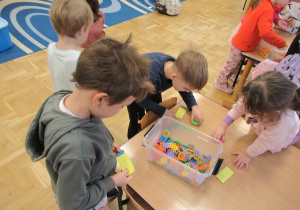 Dzieci liczą klocki podczas zajęć matematycznych.