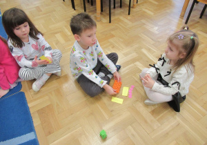 Dzieci podczas zajęć matematycznych.