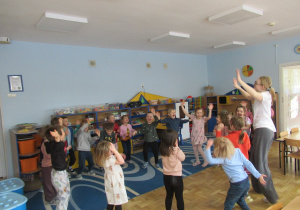 Dzieci tańczą podczas zajęć Roar dance.