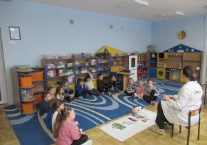 Dzieci siedzą w półkolu podczas warsztatów Labo.