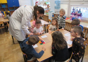 Dzieci odbijają swoje palce podczas zajęć Labo.