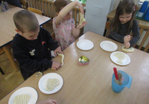 Dzieci formują serca z masy solnej.