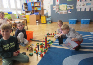 Dzieci budują z klocków.