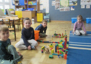 Dzieci bawią się klockami.