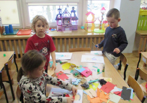 Dzieci podczas zajęć plastycznych.