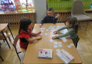 Dzieci grają w memory.