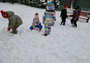 Dzieci bawią się na śniegu