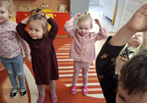 Dzieci podczas tańca na zajęciach Roar Dance