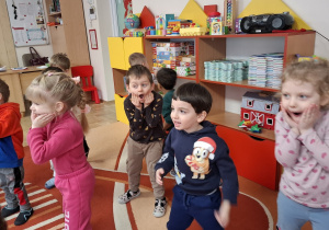 Dzieci w trakcie zabaw muzyczno-ruchowych