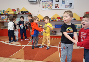 Przedszkolaki tańczą w parach