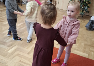 Dzieci podczas tańca w parach