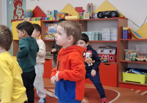 Dzieci w trakcie zabaw rytmicznych