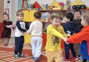 Dziewczynki i chłopcy podczas zajęć ruchowych