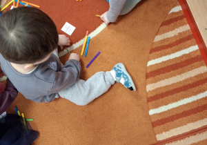 Dzieci układają wzory z patyczków