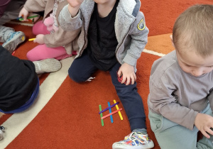 Przedszkolaki podczas zajęć matematycznych