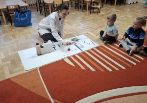 Dzieci w trakcie zajęć Labo Odkrywcy