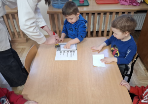 Przedszkolaki odciskają swoje palce tworzą się przy tym linie papilarne