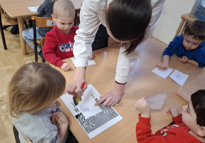 Dzieci podczas wykonywania odcisków