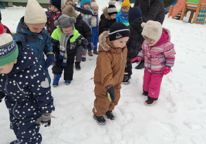 Przedszkolne zabawy na śniegu i dokarmianie ptaków