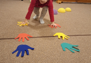 Przedszkolaki w trakcie zabaw ruchowych