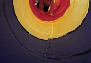 Dziewczynka w trakcie przechodzenia przez tunel