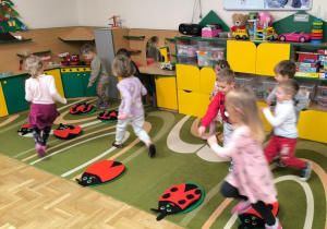 Dzieci biegają pomiędzy "materiałowymi" biedronkami