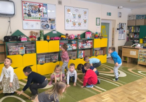 Dzieci skaczą jak żaby