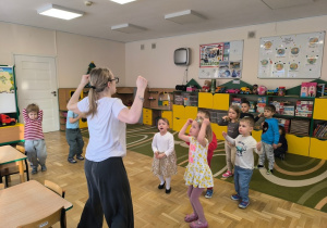 Dzieci tańczą popdczas zajęć Roar dance