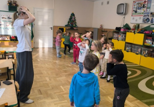 Dzieci tańczą popdczas zajęć Roar dance