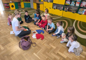 Dzieci słuchają opowiadania instruktorki Roar dance